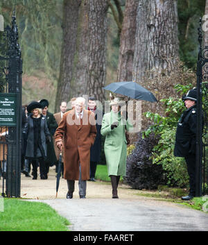 Sandringham, UK. 25. Dezember 2015.  Der königlichen Familie besucht den Weihnachtsgottesdienst in St Mary Magdelene auf Sandringham Immobilien Kredit: Ian Ward/Alamy Live News Stockfoto