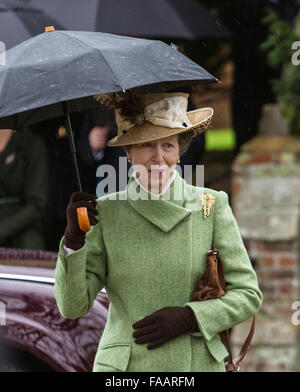 Sandringham, UK. 25. Dezember 2015.  Der königlichen Familie besucht den Weihnachtsgottesdienst in St Mary Magdelene auf Sandringham Immobilien Kredit: Ian Ward/Alamy Live News Stockfoto