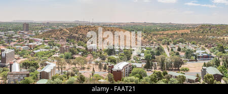 BLOEMFONTEIN, Südafrika, 21. Dezember 2015: Panorama des Arboretum mit Signal Hill und Happy Valley auf der rechten Seite aus gesehen Stockfoto