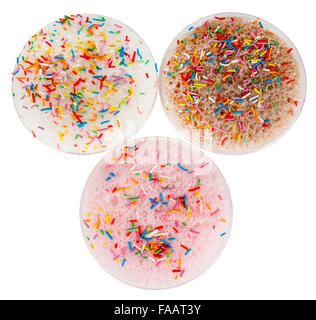 verschiedene Milchshakes Cocktails mit Bläschen und multicolor Bäckerei süße essbare Konfetti. Closeup oben Stockfoto