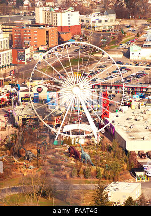 Niagara Falls; Ontario; Kanada; Dezember, 20,2015. Blick auf die Stadt von Niagara Falls und Sky Wheel-Riesenrad Stockfoto