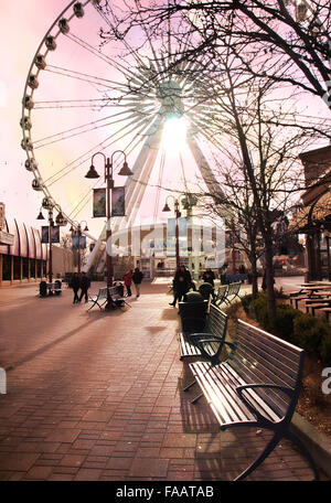 Niagara Falls; Ontario; Kanada; Dezember, 20,2015. Straße in der Innenstadt von Niagara Falls City mit Blick auf die Sky Wheel im winter Stockfoto