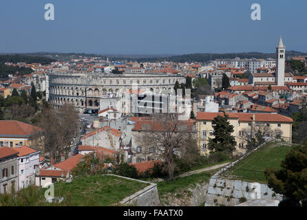 Ansicht der Stadt mit Amphitheater, Pula, Istrien, Kroatien, Stockfoto