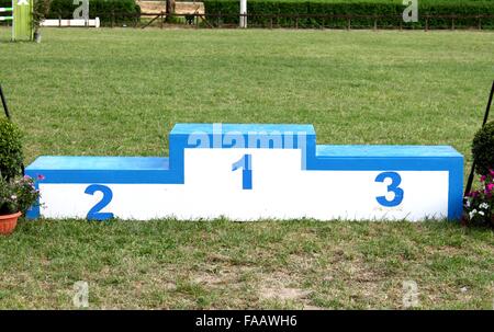 Podium in einem Stadion auf grünen Rasen Hintergrund Stockfoto