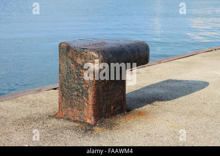 Detailansicht eines Bügeleisens dock Klampe in einem Hafen Stockfoto