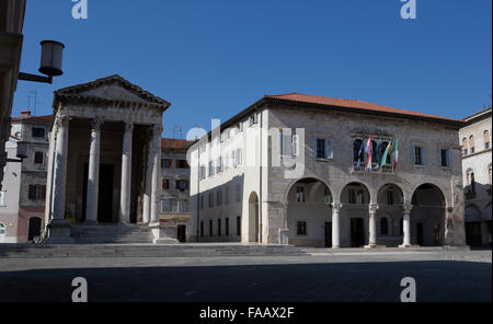 Tempel des Augustus und venezianischen Rathaus von Pula, Istriia, Kroatien. Stockfoto