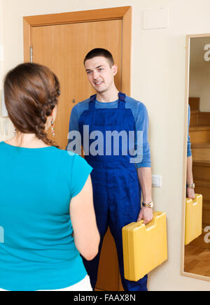 Mädchen treffen Service Arbeitnehmer an der Tür Stockfoto