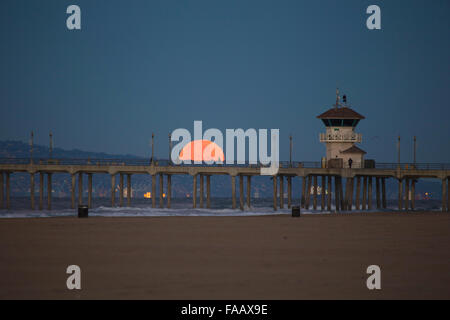 Der Vollmond am Weihnachtstag am Huntington Beach Pier Kalifornien USA 25. Dezember 2015 festlegen. Zum ersten Mal in 38 Jahren. Der Vollmond ist auch bekannt als ein voller Kalter Mond. Stockfoto