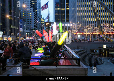 New York City, USA.  24. Dezember 2015. 72º Temperatur Zeichen ist im Gegensatz zu Weihnachtsschmuck an Heiligabend. Bildnachweis: Patti McConville/Alamy Live-Nachrichten Stockfoto