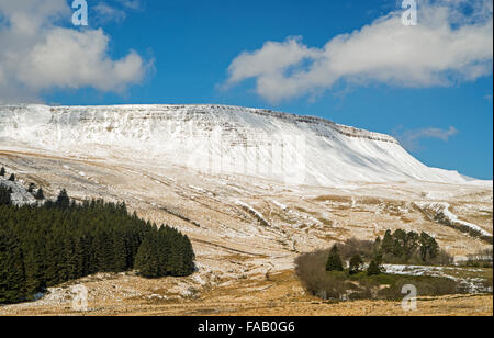 Craig y Fan Ddu Ridge in die zentrale Brecon-Beacons-Süd-Wales unter Schnee Stockfoto