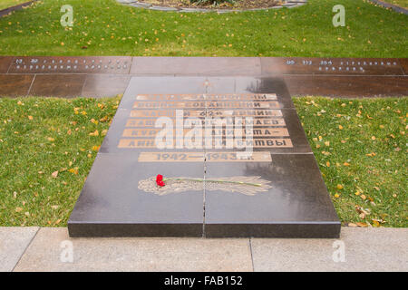 Volgograd, Russland - 5. November 2015: eine Gedenktafel "wo sind Soldaten begraben Formationen und Einheiten der 62. Armee verteidigen Stockfoto