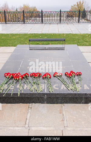 Volgograd, Russland - 5. November 2015: das Grab und Grabstein Memorial Platte zweimal Held der Sowjetunion Marschall Wassili Chuiko Stockfoto