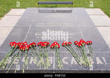 Volgograd, Russland - 5. November 2015: das Grab und Grabstein Memorial Platte zweimal Held der Sowjetunion Marschall Wassili Chuiko Stockfoto