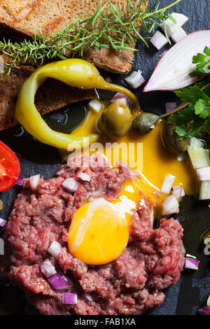 Steak Tartar mit Dekoration Stockfoto