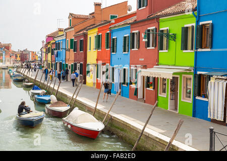 Touristen, die bunten Straßen der Stadt Burano mit Booten und traditionellen Häuser in der Nähe der Lagune Stockfoto