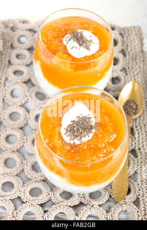 Mango-Chia-Samen-Pudding in einem Glas. Stockfoto