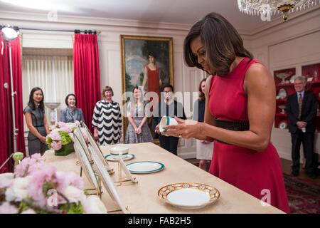 U.S. First Lady Michelle Obama sieht den neuen Service von Obama China in China Room des weißen Hauses 23. April 2015 in Washington, DC. Die elf-Stück-Einstellung für 320 wurde von Pickard China von Antiochia in der Obama Bundesstaat Illinois hergestellt. Stockfoto