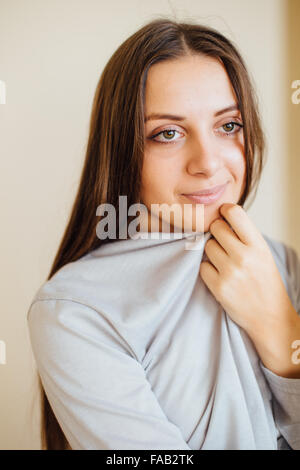 Einsames Mädchen sitzt hinter Weihnachtsbaum mit präsentiert Stockfoto