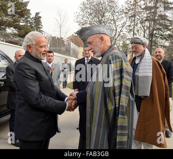 Kabul, Afghanistan. 25. Dezember 2015. Der indische Premierminister Narendra Modi, links, wird vom ehemaligen Präsidenten Afghanistans Hamid Karzai, rechts, bei seiner Ankunft am 25. Dezember 2015 in Kabul, Afghanistan. Modi hielt auf dem Heimweg von einem Besuch in Moskau in Afghanistan an. Stockfoto