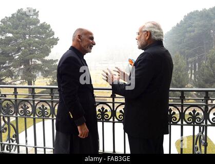 Kabul, Afghanistan. 25. Dezember 2015. Der indische Premierminister Narendra Modi spricht mit afghanischen Präsidenten Ashraf Ghani, links, vor ihrem bilateralen Treffen 25. Dezember 2015 in Kabul, Afghanistan. Modi in Afghanistan auf dem Heimweg von einem Besuch in Moskau gestoppt. Stockfoto