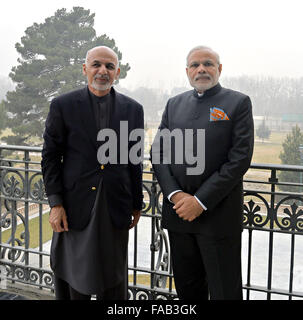 Kabul, Afghanistan. 25. Dezember 2015. Der indische Premierminister Narendra Modi steht mit afghanischen Präsidenten Ashraf Ghani vor ihrem bilateralen Treffen 25. Dezember 2015 in Kabul, Afghanistan. Modi in Afghanistan auf dem Heimweg von einem Besuch in Moskau gestoppt. Stockfoto