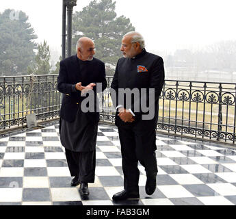 Kabul, Afghanistan. 25. Dezember 2015. Der indische Premierminister Narendra Modi hört afghanischen Präsidenten Ashraf Ghani, links, vor ihrem bilateralen Treffen 25. Dezember 2015 in Kabul, Afghanistan. Modi in Afghanistan auf dem Heimweg von einem Besuch in Moskau gestoppt. Stockfoto
