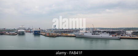 Blick auf gemischte Versand bei Southampton Docks Stockfoto