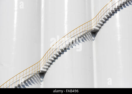 Lagersilo mit Treppen Hintergrund Stockfoto