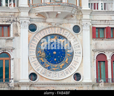 Nahaufnahme von San Marco Zodiac Clock in Venedig, Italien Stockfoto