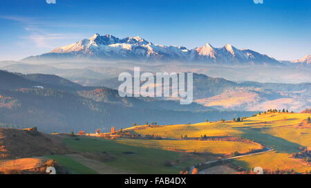 Pieniny-Gebirge - In der Ferne sehen Sie hohen Tatra, Polen Stockfoto