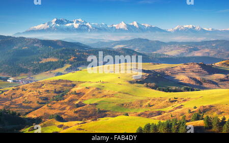 Pieniny-Gebirge - In der Ferne sehen Sie hohen Tatra, Polen Stockfoto