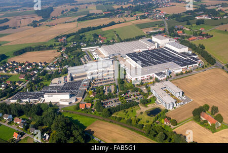 Luftaufnahme, ostwestfälische Möbel Fabrik Hacker mit zahlreichen Auslieferung LKW und Auflieger Anhänger, Möbel Stockfoto