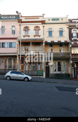 Eine feine Sammlung der 1890er Jahre historische Reihenhäuser entlang Watt Straße Newcastle NSW Australia Stockfoto