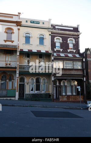 Eine feine Sammlung der 1890er Jahre historische Reihenhäuser entlang Watt Straße Newcastle NSW Australia Stockfoto