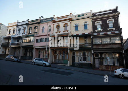 Eine feine Sammlung der 1890er Jahre historische Reihenhäuser entlang Watt Straße Newcastle NSW Australia Stockfoto