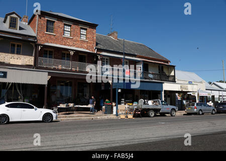 Die vielseitigen Geschäfte im historischen Dorf werden durch den National Trust - Swan Street Morpeth New South Wales Australien aufgeführt. Stockfoto