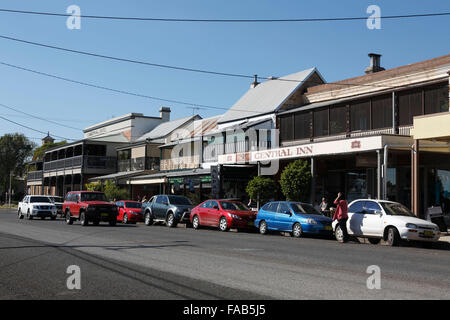 Die vielseitigen Geschäfte im historischen Dorf werden durch den National Trust - Swan Street Morpeth New South Wales Australien aufgeführt. Stockfoto