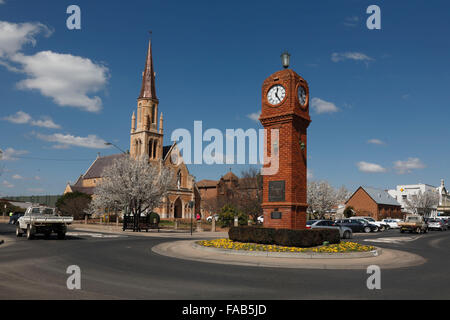 Str. Marys katholische Kirche (1857) mit 50th Anniversary World War II Memorial auf der Kreisverkehr Mudgee NSW Australia Stockfoto