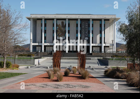 Judy Watson Feuer und Wasser vor der nationalen Bibliothek von Australien Canberra Stockfoto