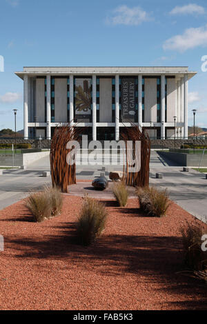 Judy Watson Feuer und Wasser vor der nationalen Bibliothek von Australien Canberra Stockfoto