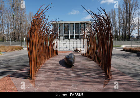 Judy Watson Feuer und Wasser vor der nationalen Bibliothek von Australien Canberra Stockfoto