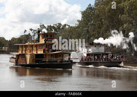 Der PS Emmylou und PS Pevensey Dampf betriebene Raddampfer aneinander vorbei auf dem Murray River in der Nähe von Echuca Victoria Australien Stockfoto