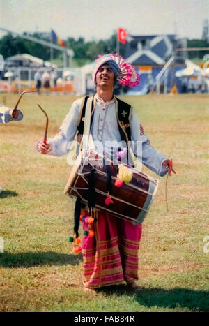 Junger Mann spielen Chenda, traditionelle Percussion Südindiens, während der eine die 2004 Jakarta Highland Gathering in Karawaci, Indonesien. Stockfoto