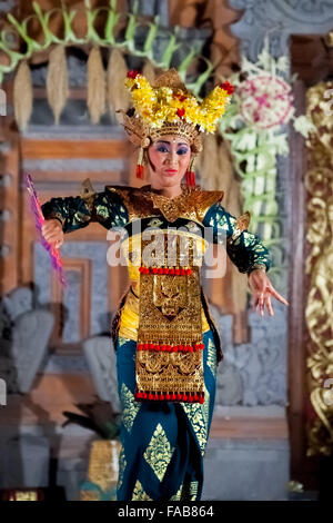 Eine Legong-Tänzerin tritt auf der Bühne während der traditionellen balinesischen Legong- und Barong-Tanzshow im Königlichen Palast in Ubud, Bali, Indonesien auf. Stockfoto