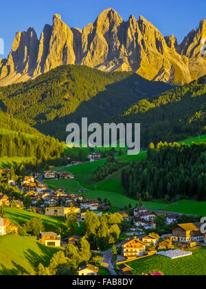 Stadt von Santa Maddalena und Dolomit-Palette in Norditalien Stockfoto