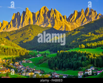 Stadt von Santa Maddalena und Dolomit-Palette in Norditalien Stockfoto