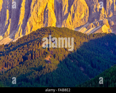 Stadt von Santa Maddalena und Dolomit-Palette in Norditalien Stockfoto