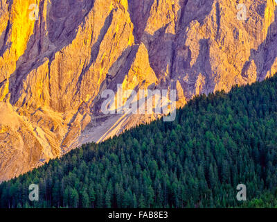 Stadt von Santa Maddalena und Dolomit-Palette in Norditalien Stockfoto