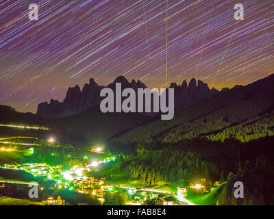 Stadt von Santa Maddalena und Dolomit-Palette in Norditalien Stockfoto