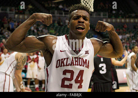 25. Dezember 2015 - Oklahoma Sooners bewachen Buddy Hield (24) reagiert nach seinem Korb während der Aktion zwischen dem Harvard Crimson und Oklahoma Sooners 2015 Diamond Head Classic Stan Sheriff Center in Honolulu, HI Glenn Yoza / CSM Stockfoto